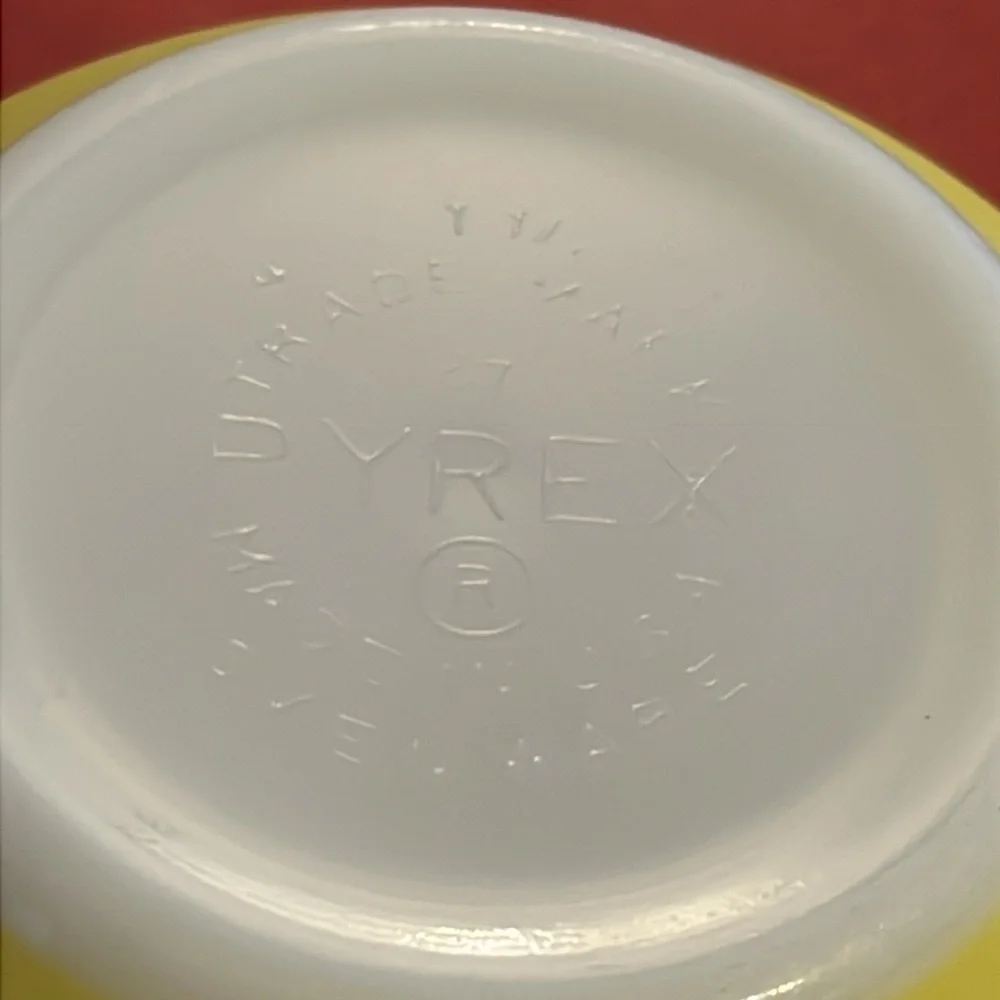 Vintage 1950s Pyrex #401 Primary Yellow Nesting Mixing 1 1/2 PT